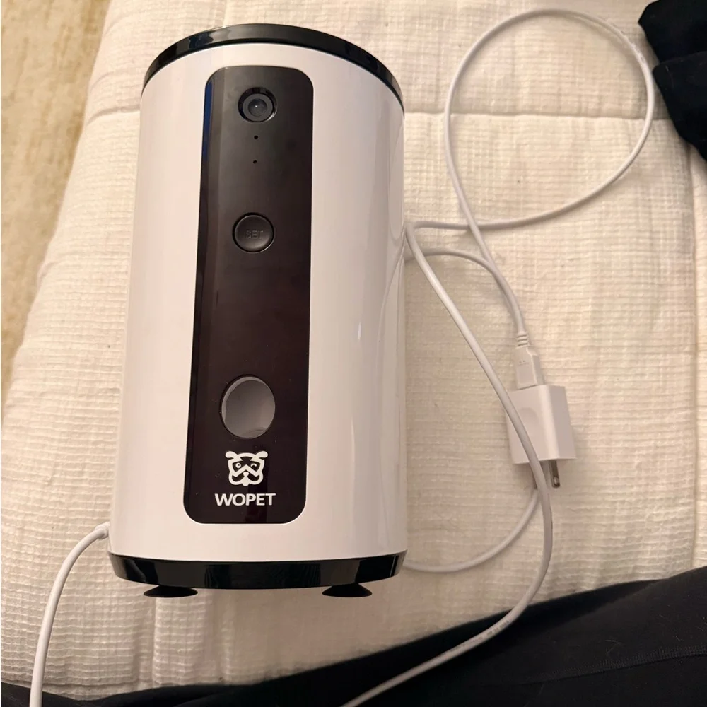 Smart Pet Feeder - White and Black